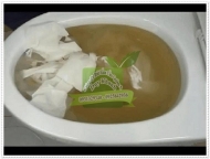 Có nên đổ nước xà bông giặt đồ vào bồn cầu