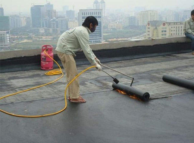 Các bước chống thấm trần nhà bằng nhựa đường