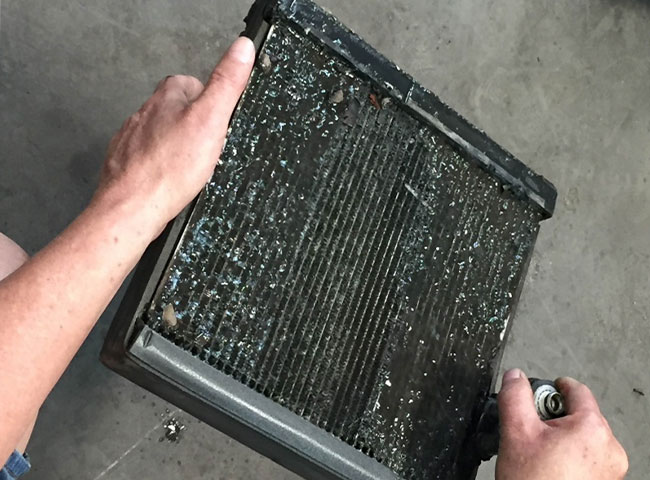 Điều h&ograve;a &ocirc; t&ocirc; c&oacute; m&ugrave;i h&ocirc;i do bụi bẩn b&aacute;m v&agrave;o tấm lọc gi&oacute;