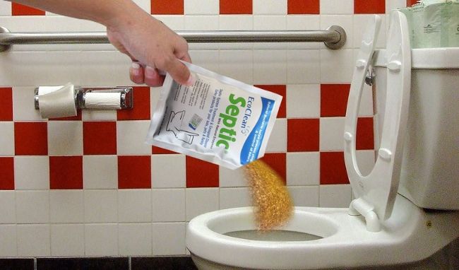 ho-gas-trong-nha-ve-sinh-boc-mui-lam-the-nao-xu-ly