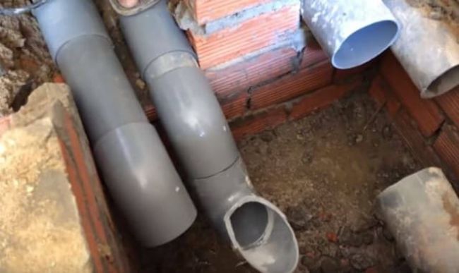 ho-gas-trong-nha-ve-sinh-boc-mui-lam-the-nao-xu-ly