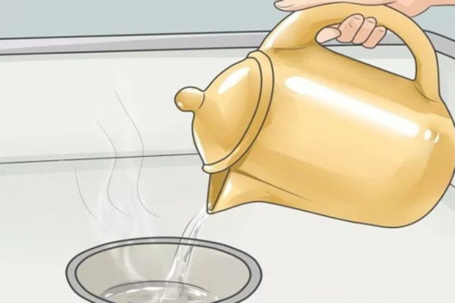 khoi-thong-cong-nha-tam-bi-tac-do-toc-rac-va-dau-mo-thua-gay-ra