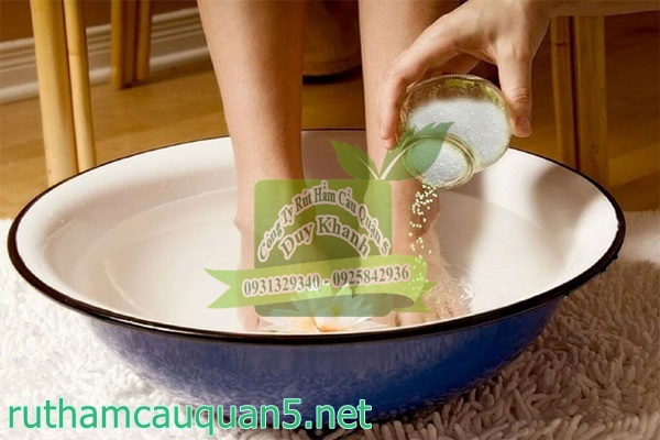 Khử m&ugrave;i ở ch&acirc;n bằng baking soda