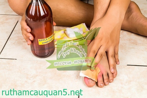 Khử m&ugrave;i h&ocirc;i ch&acirc;n bằng giấm