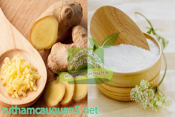 Khử m&ugrave;i h&ocirc;i ch&acirc;n bằng muối v&agrave; gừng
