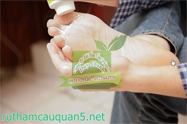 Khử m&ugrave;i h&ocirc;i ch&acirc;n bằng ph&egrave;n chua