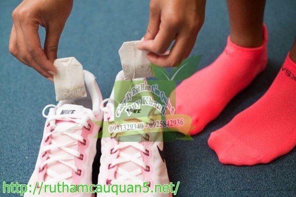 Khử m&ugrave;i h&ocirc;i gi&agrave;y bằng b&atilde; tr&agrave;