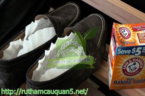 Khử m&ugrave;i h&ocirc;i gi&agrave;y bằng baking sod