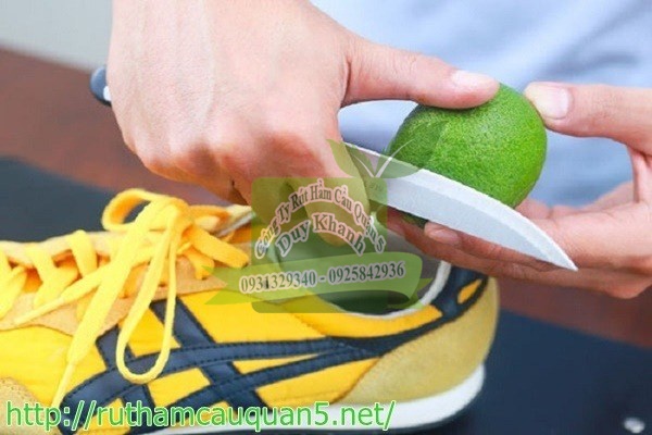 Khử m&ugrave;i h&ocirc;i gi&agrave;y bằng chanh tươi