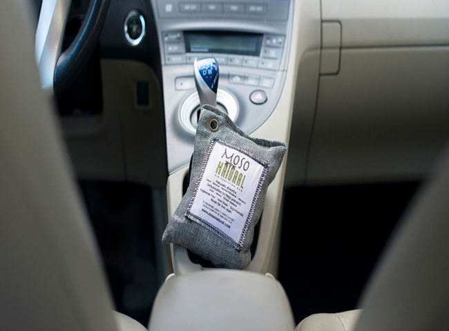 Khử m&ugrave;i xe &ocirc; t&ocirc; mới bằng than hoạt t&iacute;nh