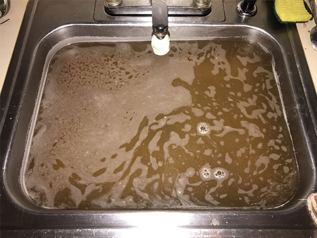 Dầu mỡ đổ xuống cống l&acirc;u ng&agrave;y l&agrave;m nước cống chảy ngược v&agrave;o nh&agrave;