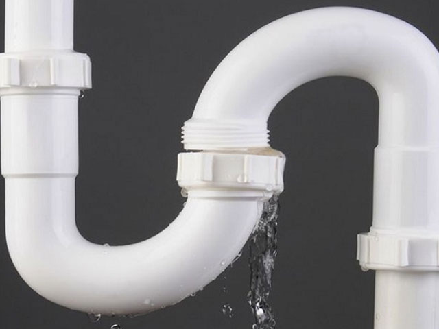 Đường ống gặp sự cố l&agrave;m nước cống chảy ngược v&agrave;o nh&agrave;