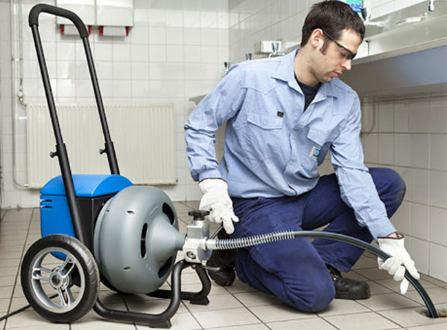 xử l&yacute; nước cống chảy ngược v&agrave;o nh&agrave; bằng dịch vụ hỗ trợ