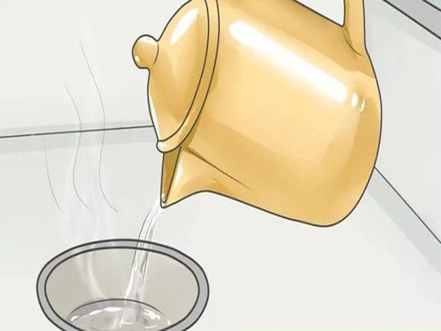 Nước s&ocirc;i d&ugrave;ng để xử l&yacute; t&igrave;nh trạng nước cống tr&agrave;o ngược v&ocirc; nh&agrave;