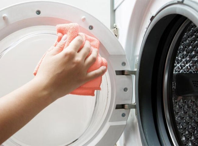 Vệ sinh máy giặt định kỳ tránh quần áo giặt xong có mùi hôi