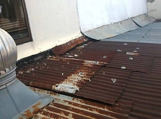 M&aacute;i t&ocirc;n bị dột do nước mưa ăn m&ograve;n