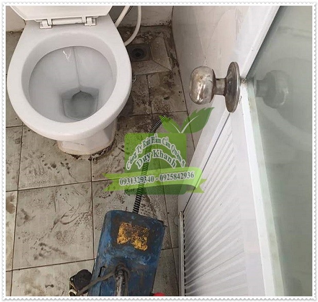 Bồn cầu lắp sai vị tr&iacute; cũng g&acirc;y ra tho&aacute;t nước chậm v&agrave; nghẹt bồn cầu