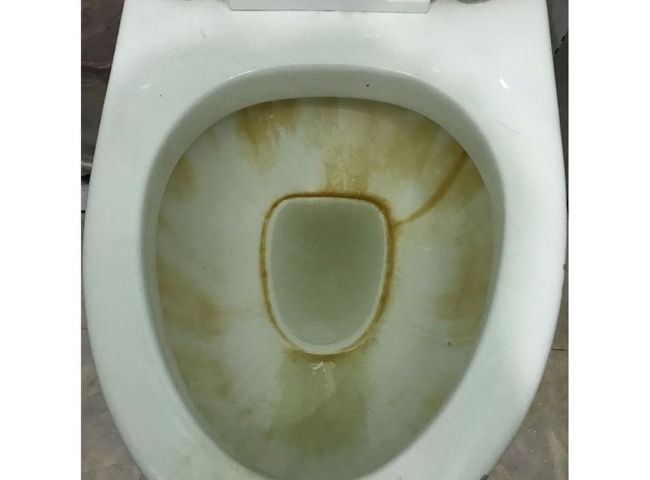 Bồn cầu bốc m&ugrave;i do l&acirc;u ng&agrave;y kh&ocirc;ng vệ sinh