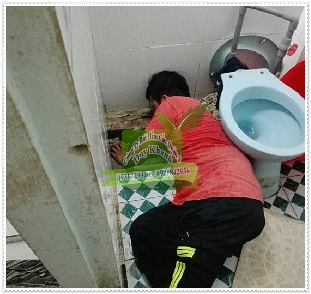 Xử l&yacute; bồn cầu r&ograve; rỉ nước ra s&agrave;n nh&agrave; vệ sinh