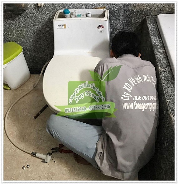 Đường ống tho&aacute;t nước bị tắc cũng l&agrave; nguy&ecirc;n nh&acirc;n l&agrave;m bồn cầu h&ocirc;i