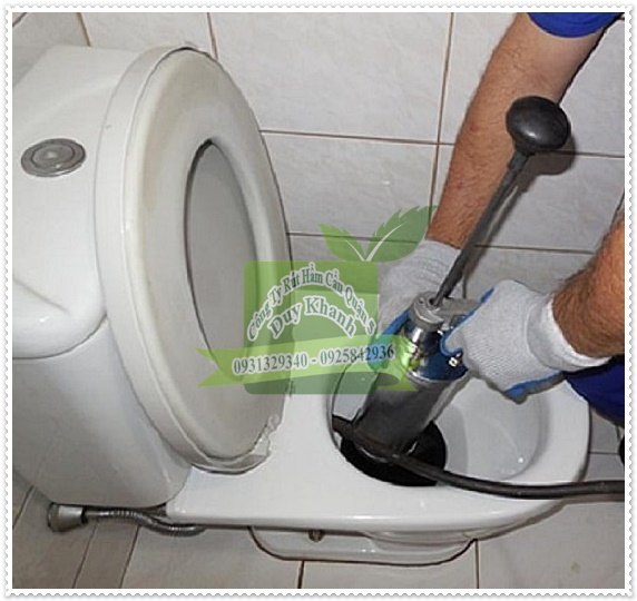 Sử dụng pittong cao su để th&ocirc;ng tắc bồn cầu