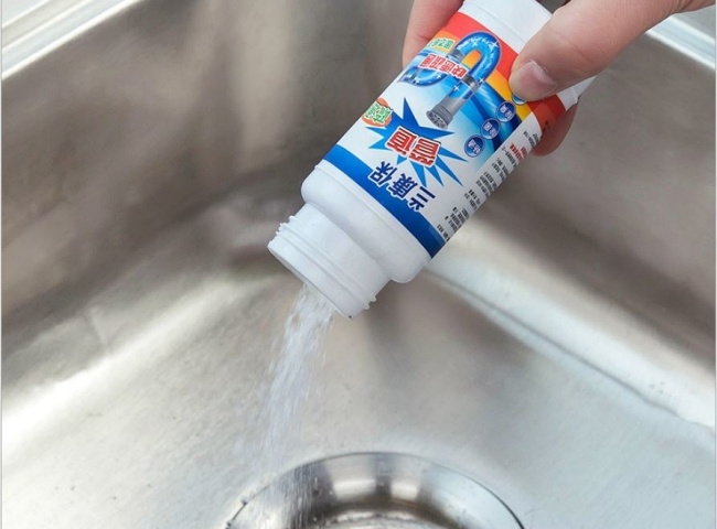 Sử dụng bột th&ocirc;ng bồn cầu xử l&yacute; bồn cầu bị nghẹt do x&agrave; ph&ograve;ng