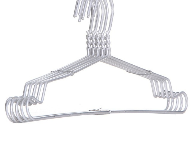 Sử dụng mốc quần &aacute;o xử l&yacute; bồn cầu bị nghẹt do x&agrave; ph&ograve;ng