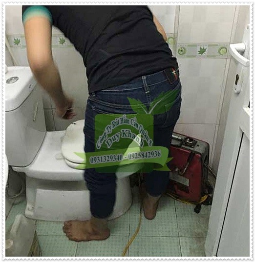 Sử dụng m&oacute;c quần &aacute;o để th&ocirc;ng tắc bồn cầu