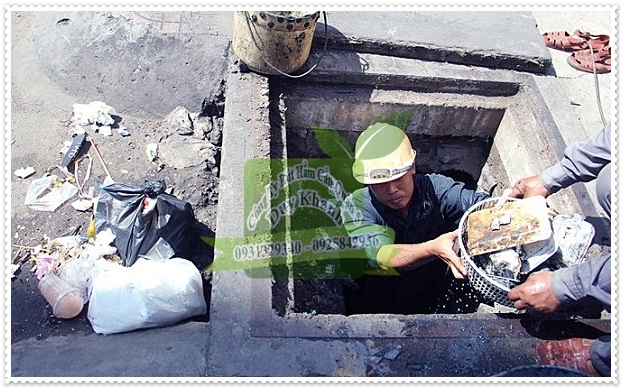 Sử dụng vụ chuyên nghiệp để làm tan mỡ trong cống thoát nước
