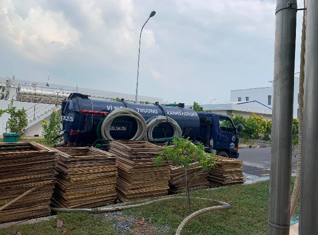 Xe th&ocirc;ng tắc cống quận 5