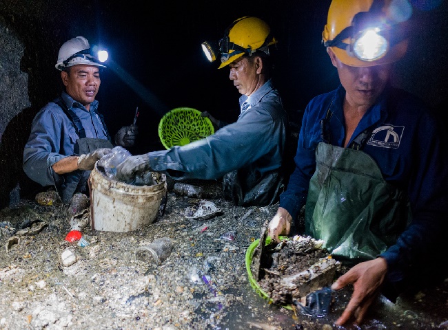 Đội ngũ th&ocirc;ng tắc cống quận 5 l&agrave;m việc 24/7